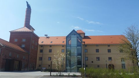 Schlosshofareal im Frühling