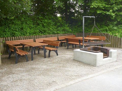 Bussenhalle Offingen, Grillpaltz
