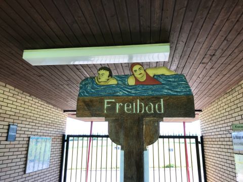 Eingangsbereich zum Naturfreibad Uttenweiler