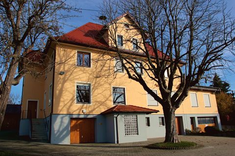 Das Gebäuder der Ortsverwaltung & Feuerwehr Ahlen beherbergt den Gemeindesaal und den Begegnungsraum.